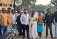 कर्मठ समाजसेविका सुनीता पासवान ने अनुमंडल कार्यालय में नामांकन पत्र दाखिल किया