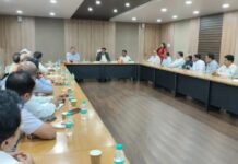 बैठक में औद्योगिक क्षेत्रों की आधारभूत समस्याओं और भूमि आवंटन को लेकर चर्चा