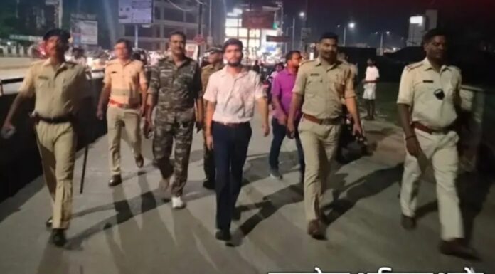 अनुमंडल पदाधिकारी अभिनव प्रकाश ने क्षेत्र के विभिन्न संवेदनशील स्थानों का व्यापक किया निरीक्षण,टाटा-कांडा मुख्य सड़क के किनारे सर्विस लेन में खुलेआम शराब पीनेवाले को दिया चेतावनी