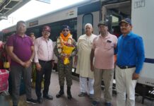 26 ऐडी रेजीमेंट से रिटायर होकर टाटानगर रेलवे स्टेशन पहुंचे हवलदार रणविजय सिंह का भव्य स्वागत