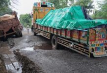 चांडिल- कांडा मुख्य सड़क की स्थिति जर्जर, सड़क के गड्ढे में फंसे हैं कई स्थानों पर मालवाहक वाहन