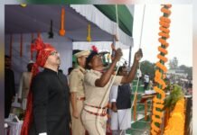 उपायुक्त नीतीश कुमार सिंह ने बिरसा मुंडा स्टेडियम में राष्ट्र ध्वज फहराया