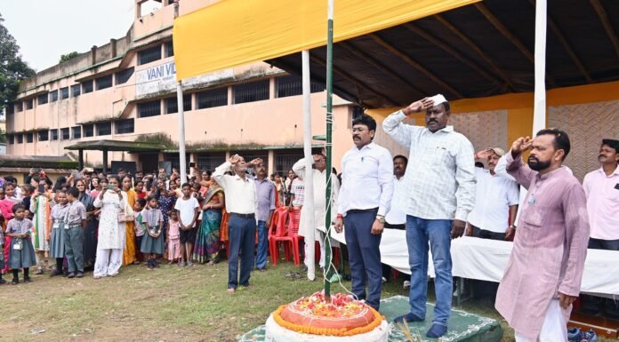 सुसेन महतो ने वाणी विद्या मंदिर स्कूल में फहराया तिरंगा