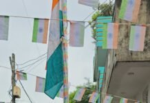 झारखण्ड मुक्ति मोर्चा नेता महाबीर मुर्मू ने स्वतंत्रत दिवस पर शहर के कई स्थानों पर फहराया झंडा