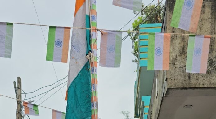 झारखण्ड मुक्ति मोर्चा नेता महाबीर मुर्मू ने स्वतंत्रत दिवस पर शहर के कई स्थानों पर फहराया झंडा
