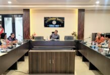 डीसी ने बैठक में स्थानीय युवाओं को औद्योगिक एवं सेवा क्षेत्र की मांग के अनुरूप प्रशिक्षण देकर रोजगार एवं स्वरोजगार से जोड़ने के निमित्त सम्बन्धित पदाधिकारियों को दिए आवश्यक दिशा निर्देश