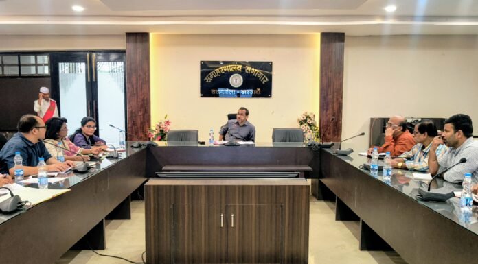 डीसी ने बैठक में स्थानीय युवाओं को औद्योगिक एवं सेवा क्षेत्र की मांग के अनुरूप प्रशिक्षण देकर रोजगार एवं स्वरोजगार से जोड़ने के निमित्त सम्बन्धित पदाधिकारियों को दिए आवश्यक दिशा निर्देश