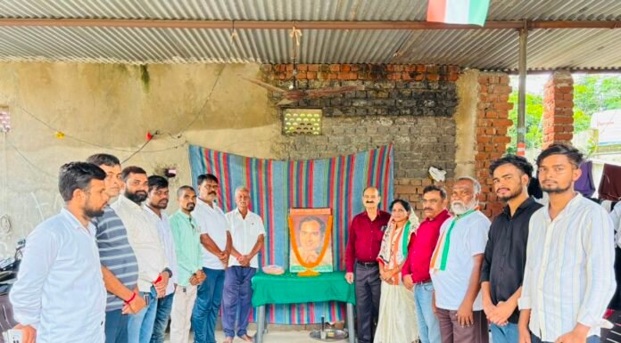 कांग्रेस ने मनाया स्व. राजीव गांधी की 82वीं जयंती, पुष्प अर्पण कर दी श्रद्धांजलि
