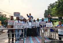 ज्ञानेश कुमार के इस्तीफे की मांग को लेकर एक दिवसीय धरना प्रदर्शन