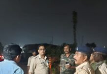 दुर्गा पूजा त्यौहार के मद्देनजर गम्हरिया-आदित्यपुर क्षेत्र में शराब की अड्डेबाजी के विरुद्ध उत्पाद विभाग एवं पुलिस प्रशासन का संयुक्त अभियान