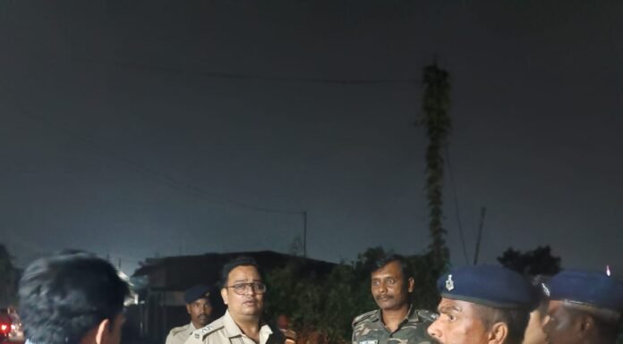 दुर्गा पूजा त्यौहार के मद्देनजर गम्हरिया-आदित्यपुर क्षेत्र में शराब की अड्डेबाजी के विरुद्ध उत्पाद विभाग एवं पुलिस प्रशासन का संयुक्त अभियान