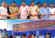 आदित्यपुर में एसडीपीओ, सीओ व थाना प्रभारी ने दुर्गा पूजा वॉच टावर का किया उद्घाटन