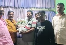 ग्राम प्रधान सूरज लाल महतो ने समाजसेवी अरुण महतो को किया सम्मानित
