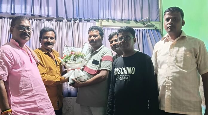 ग्राम प्रधान सूरज लाल महतो ने समाजसेवी अरुण महतो को किया सम्मानित
