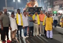 प्रतिमा विसर्जन जुलूस में भोजपुरी और झुमुर गीत व संगीत पर झूमे श्रद्धालु