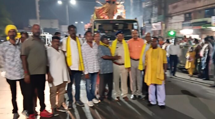 प्रतिमा विसर्जन जुलूस में भोजपुरी और झुमुर गीत व संगीत पर झूमे श्रद्धालु
