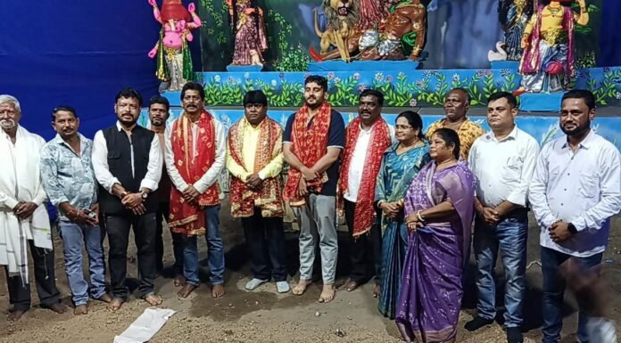 आदित्यपुर के फुटबॉल मैदान में इस बार दार्जिलिंग के हील स्टेशन के थीम पर बना है भव्य पंडाल