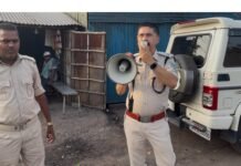 यातायात पुलिस ने मुख्य सड़क पर नो पार्किंग जोन में गलत तरीके से पार्किंग किए गए वाहनों के विरुद्ध यातायात नियमों के तहत कार्रवाई कर जुर्माना वसूला