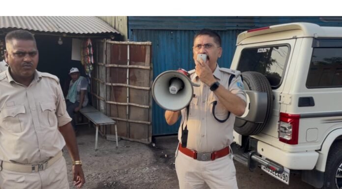 यातायात पुलिस ने मुख्य सड़क पर नो पार्किंग जोन में गलत तरीके से पार्किंग किए गए वाहनों के विरुद्ध यातायात नियमों के तहत कार्रवाई कर जुर्माना वसूला