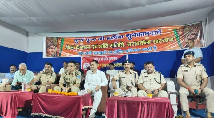 दुर्गा पूजा पर सुरक्षा चाक-चौबंद: वॉच टावर पहुंचे एसपी मनोज स्वर्गियारी, शांति समिति के जज्बे को सराहा