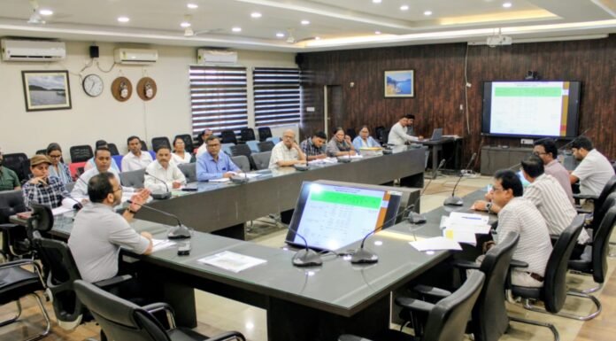 उपायुक्त ने कृषि एवं सम्बद्ध विभागों की मासिक समीक्षा बैठक में योजनाओं की प्रगति का लिया जायजा, पात्र किसानों को समयबद्ध लाभ देने के दिए निर्देश