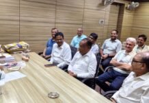 औद्योगिक क्षेत्र के आंतरिक सड़कों की तुरंत मरम्मत कराने की माँग