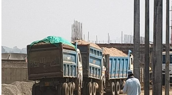 प्रशासन ने नीमडीह अंचल में अवैध बालू परिवहन के खिलाफ की बड़ी कार्रवाई, छह अवैध बालू लदा हाईवा जब्त,चालक फरार