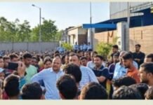 रामकृष्णा कास्टिंग के श्रमिकों ने वेतन की बढ़ोतरी की मांग को लेकर किया प्रदर्शन , वेतन वृद्धि पर प्रबंधन की चुप्पी!