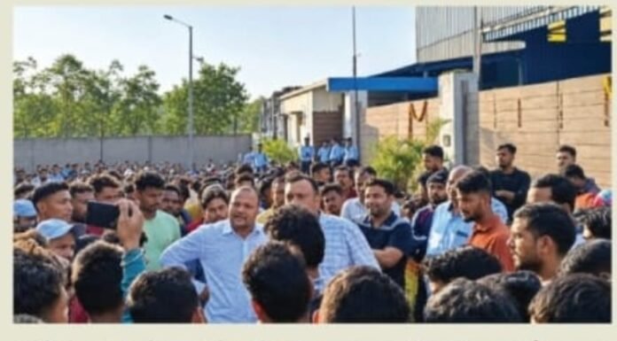 रामकृष्णा कास्टिंग के श्रमिकों ने वेतन की बढ़ोतरी की मांग को लेकर किया प्रदर्शन , वेतन वृद्धि पर प्रबंधन की चुप्पी!